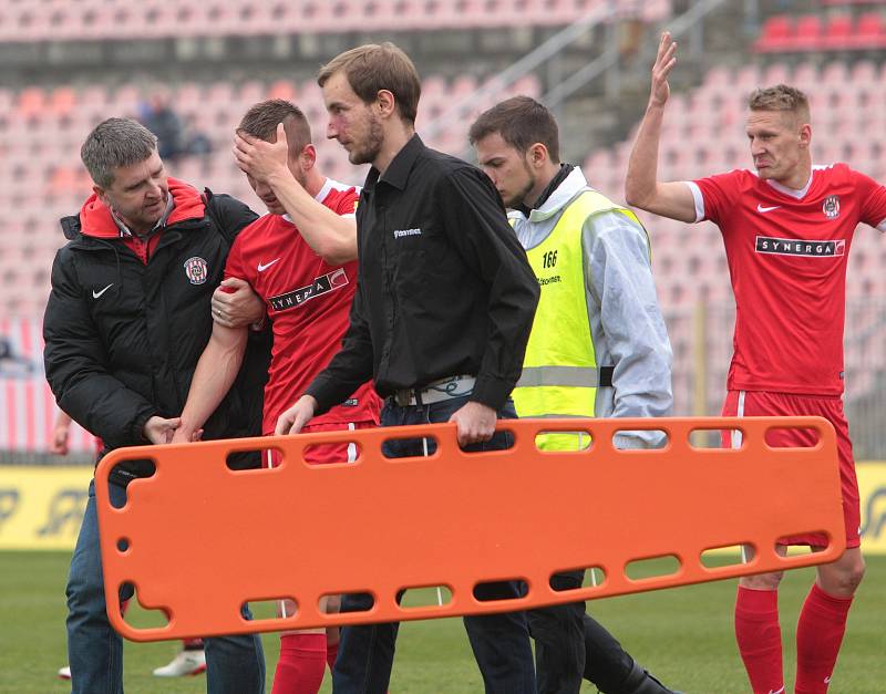 Fotbalisté Zbrojovky Brno (v červeném) uhráli s Karvinou jen bezbrankovou remízu.