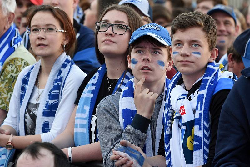 Tři a půl tisíce fanoušků sledovaly první finálový zápas hokejové Komety Brno na Zelném trhu.