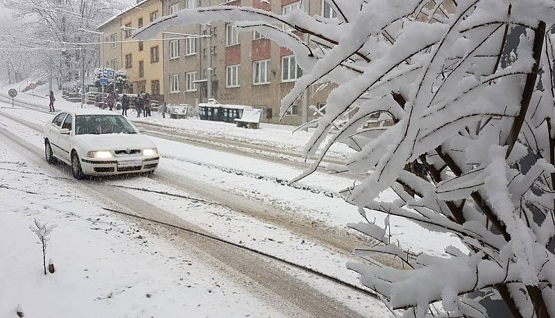 Brno se od rána potýká s čerstvým sněhem. Komplikuje především dopravu.