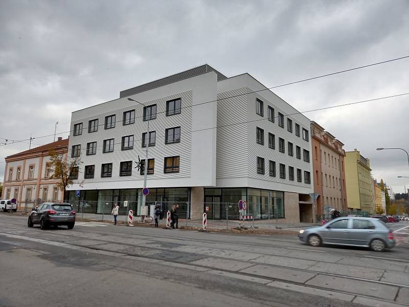 Do nového bytového domu postaveného na nároží ulic Rybníček a Štefánikova v brněnském Králově Poli se nastěhují mladé rodiny a vozíčkáři.