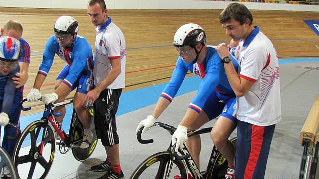 Čeští sprinteři se s reprezentačními trenéry chystají na opravnou jízdu o postup do čtvrtfinále. Zleva Adam Ptáčník, Zdeněk Nosek, Filip Ditzel a Petr Klimeš.