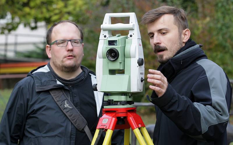 Nasadit klobouk a k opasku připevnit bič. Jako známou postavu Indiana Jonese si i dnes mnoho lidí představuje práci archeologů. Z omylu je chtěli vyvést v sobotu na Filozofické fakultě Masarykovy univerzity při příležitosti světového dne archeologie.