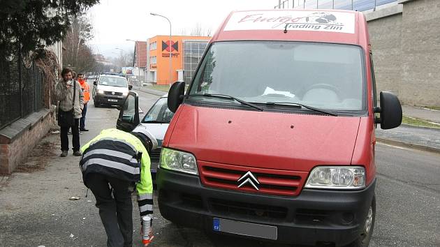 Potlučeným předkem osobního auta, prasklou pneumatikou a promáčklým bokem dodávky skončila v pátek odpoledne nehoda v Bráfově ulici v brněnských Žabovřeskách.