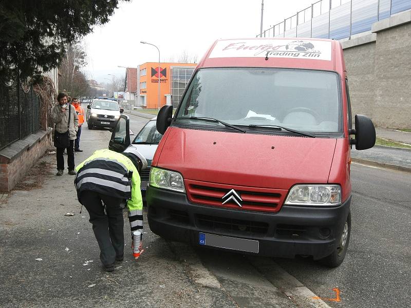 Potlučeným předkem osobního auta, prasklou pneumatikou a promáčklým bokem dodávky skončila v pátek odpoledne nehoda v Bráfově ulici v brněnských Žabovřeskách.