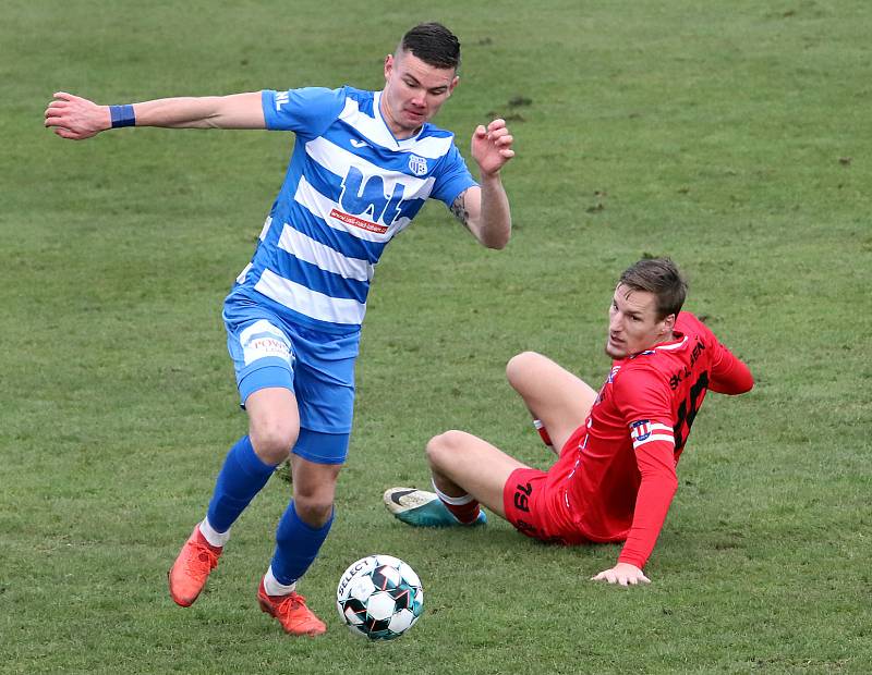 Fortuna Národní liga - Utkání mezi FK Ústí nad Labem (modrobílí)  a SK Líšeň (červení - Ondřej Ševčík) skončilo bezbrankovou remízou.