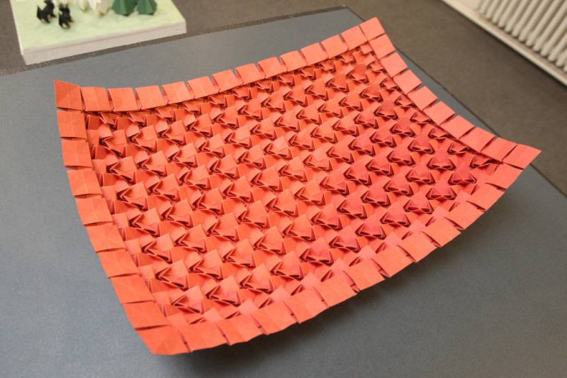 Principem origami je přeměnit list papíru ve smysluplný objekt, a to pomocí překládání. Použít se přitom může pouze jeden kus papíru, bez použití nůžek, lepidla ani dalšího zdobení. 