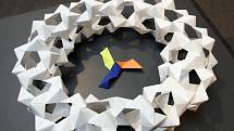 Principem origami je přeměnit list papíru ve smysluplný objekt, a to pomocí překládání. Použít se přitom může pouze jeden kus papíru, bez použití nůžek, lepidla ani dalšího zdobení. 