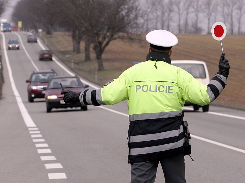 Chování řidičů na silnici I/43 kontrolovali blanenští policisté. Do speciální bezpečnostní akce se zapojil i vrtulník.