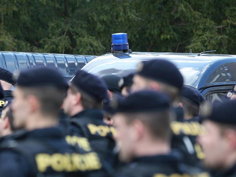 Policejní těžkooděnci se chystají na příjezd fanoušků Baníku Ostrava.