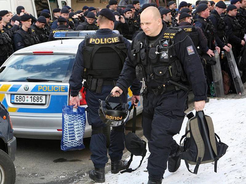 Policejní těžkooděnci se chystají na příjezd fanoušků Baníku Ostrava.