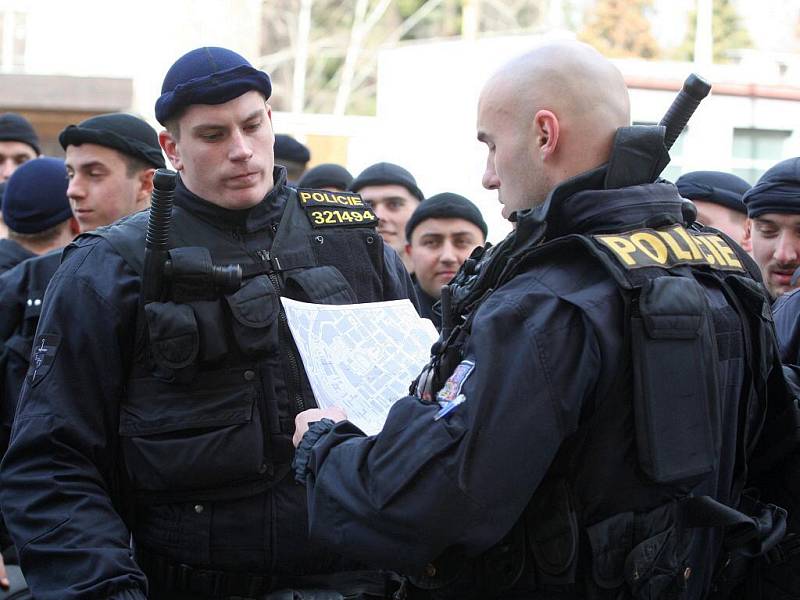 Policejní těžkooděnci se chystají na příjezd fanoušků Baníku Ostrava.