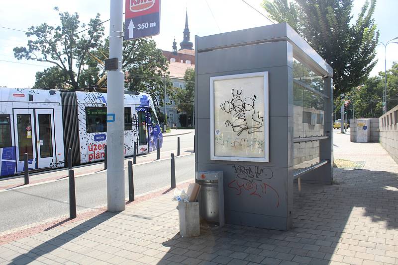 Na Moravském náměstí jsou vandaly poničené dvě moderní zastávky. Mají dotykovou obrazovku s jízdními řády či zásuvky na nabíjení mobilních telefonů. Aktuálně jedna obrazovka nefunguje a obě zastávky jsou posprejované.