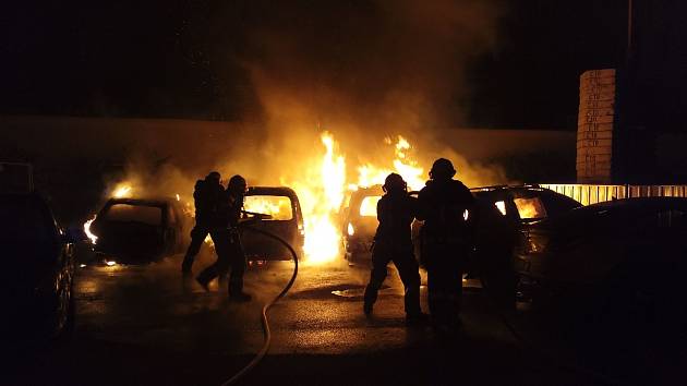 Ničivé plameny zachvátily v centru Brna sedm aut.