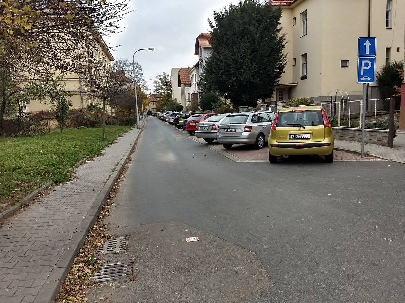 Druhá vlna rezidentního parkování zalila ve čtvrtek další tři oblasti Brna. Auta zóny vytlačily na jejich hranice, kde ale ucpávají ulice. Na fotografii je Všetičkova ulice. Autor: Marek Hadrbolec