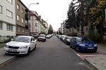 Druhá vlna rezidentního parkování zalila další tři oblasti Brna. Auta zóny vytlačily na jejich hranice, kde ale ucpávají ulice. Na fotografii je Fišova ulice.