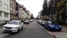 Druhá vlna rezidentního parkování zalila další tři oblasti Brna. Auta zóny vytlačily na jejich hranice, kde ale ucpávají ulice. Na fotografii je Fišova ulice.