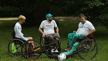 Ruční kolo neboli handbike předali handicapovanému sportovci Zdenkovi Obadalovi jeho kolegové sportovci a zástupci firmy B.Braun, která na kolo vybrala 150.000 korun v rámci svého charitativního projektu.