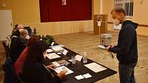 V Kuničkách na Blanensku přišla v pátek do sedmé hodiny večer téměř polovina všech voličů v obci.