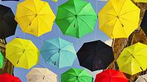 S barevnými deštníky, které zdobí Českou ulici v centru Brna, se nadšení lidé často fotografují.