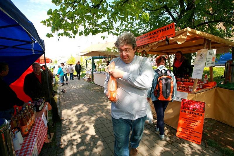 Farmářský trh v brněnských Židenicích nabídl čerstvé potraviny desítkám lidí.