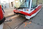 Tramvaje linek 2 a 4 se střetly ve středu ráno na zastávce Tkalcovská. Podle posledních zjištění policie se řidič vozu číslo 4 dostatečně nevěnoval řízení.