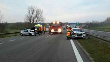 Nehoda dvou osobních aut u Pohořelic v pondělí zablokovala dopravu na dálnici D52. Krátce po půl osmé ráno na 22. kilometru kvůli ní řidiči nemohli projíždět ve směru na Brno.