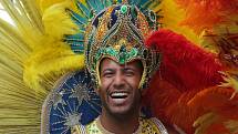 Exotické krásky v kostýmech, jaké známe z karnevalů v Riu protančily centrem Brna.