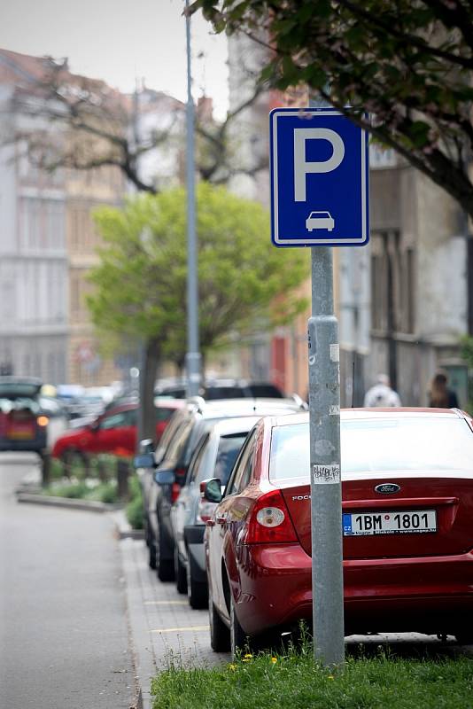 Brno 3.5. 2017 automobil parkování parkoviště dopravní značka značení