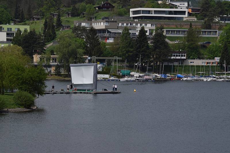 Blízko pláže U sirky na Brněnské přehradě ve středu dopoledne nafukovali pracovníci plovoucí kino.