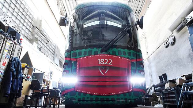 27.3.2020 - v dílnách Dopravního podniku města Brna dostali své roušky i dva Draci, tramvaje MHD.