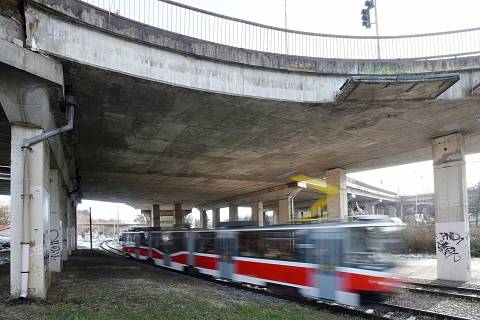 Most v ulici Otakara Ševčíka nad ulicí Ostravská.