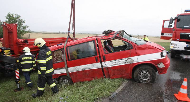 Dopravní nehoda auta hasičského záchranného sboru na mokré silnici před obcí Moutnice na Brněnsku.