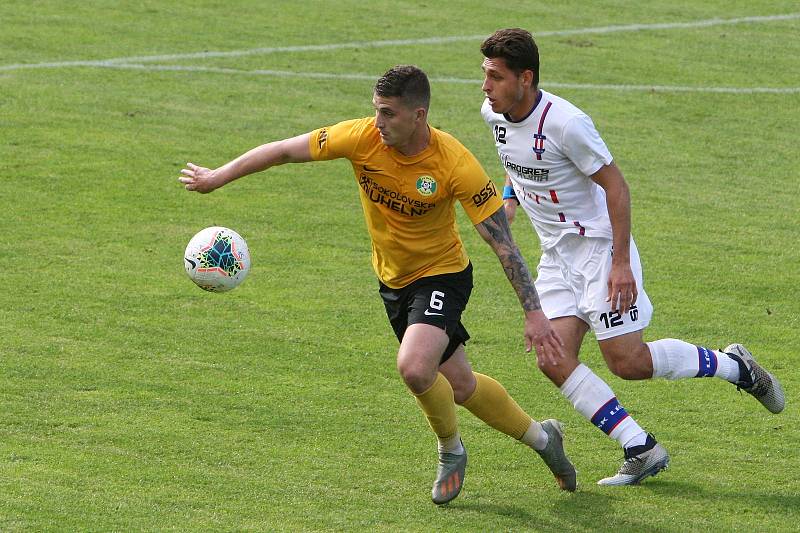 24.6.2020 - 26 kolo F:NL mezi domácí SK Líšeň (bílá - Jakub Kučera) proti FK Baník Sokolov (žlutá - Daniel Kovář)