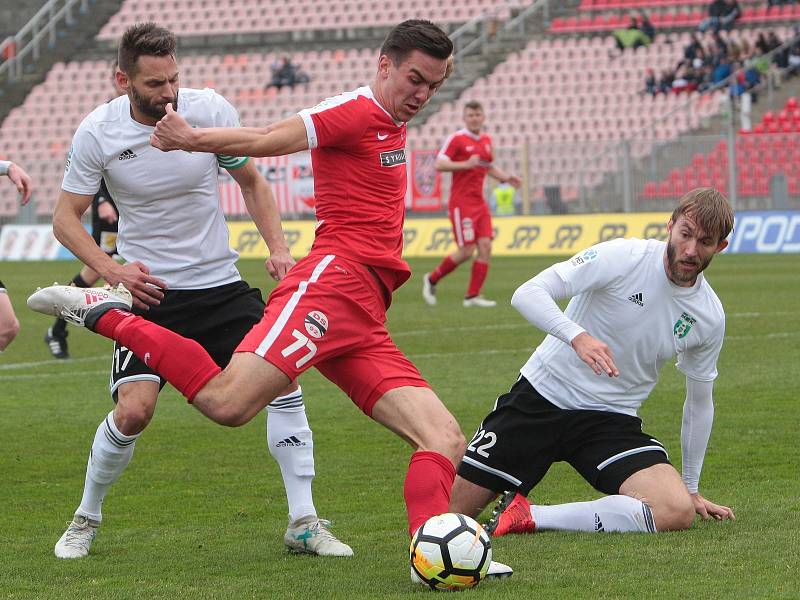 Fotbalisté Zbrojovky Brno (v červeném) uhráli s Karvinou jen bezbrankovou remízu.