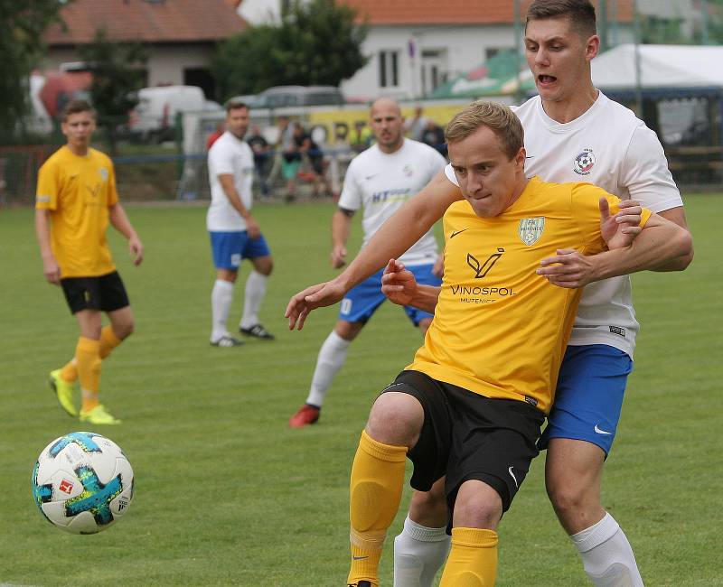 Fotbalisté Bosonoh (v bílém) v závěrečném duelu aktuálního ročníku krajského přeboru doma porazili Mutěnice 2:0 a v soutěži končí na devátém místě.