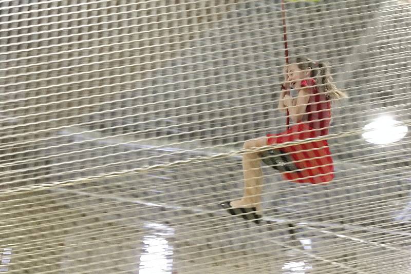 Zavěšené lanové mosty pod stropem, trampolíny, tobogány, podzemní chodby nebo bludiště. To vše nabízí dětem i jejich rodičům Bruno Family Park. Nové herní centrum mohou od sobotního rána v městské části Brno-Slatina vyzkoušet první návštěvníci. 