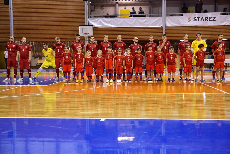 Čeští futsalisté (v červeném) porazili na úvod kvalifikace mistrovství světa Bosnu 4:2.