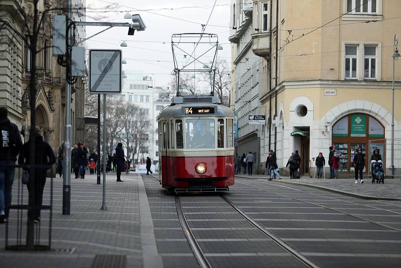 Historické tramvaje 4MT 134 (plecháč) a vůz č. 107 (dřevák) jezdily celou sobotu okružní jízdy centrem Brna. Cestující mohli dobrovolně přispět na pomoc zemi těžce zkoušené válkou a na pomoc válečným uprchlíkům.