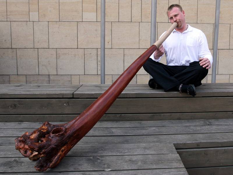 Zdeněk Vilímek hraje na Didgeridoo.