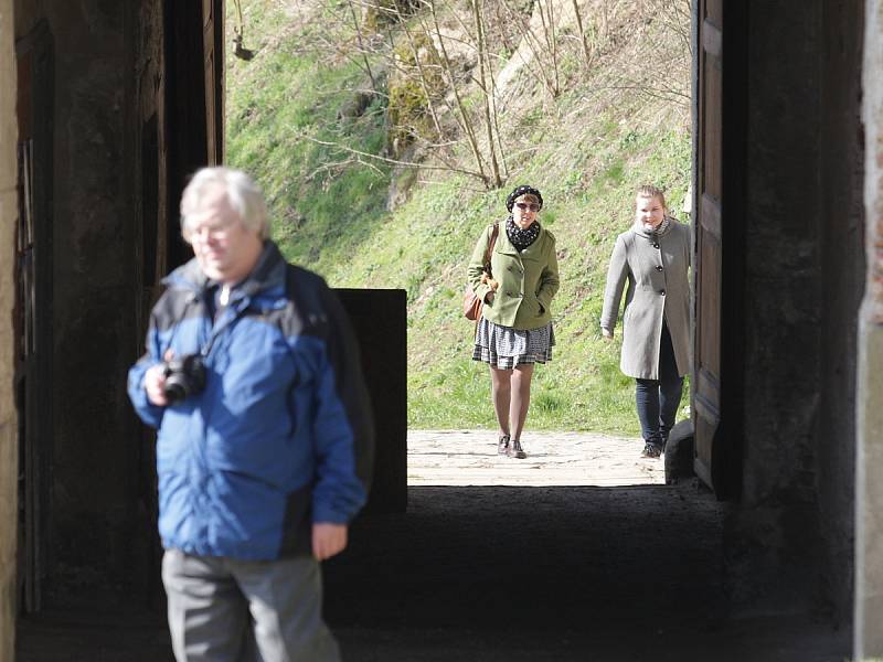 Hrad Veveří nad nad Brněnskou přehradou nenabídl na začátek sezóny speciální atrakce. Přesto jeho branou prošly stovky lidí. 