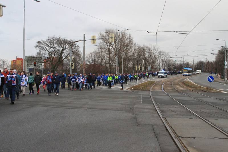 Kometa expres vyjel do Vítkovic. Veze tisíc fanoušků v patnácti vagonech.