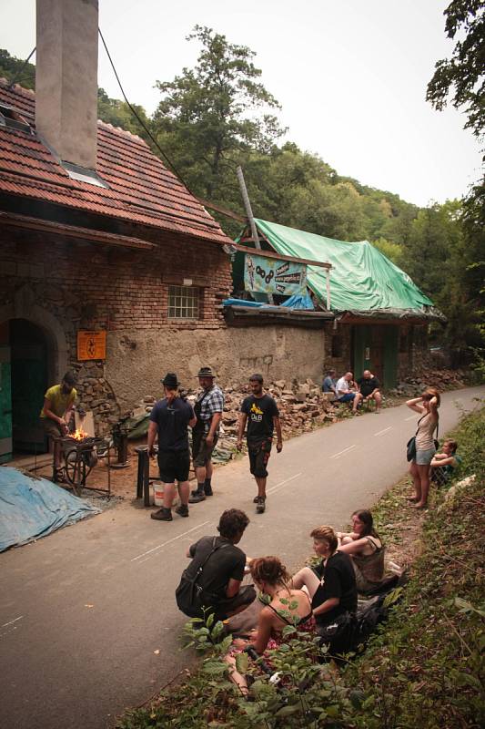 Údery kovářských kladiv se ozývaly celou sobotu a neděli nad cyklostezkou mezi brněnskými Obřany a Bílovicemi nad Svitavou. Na dvacet kovářů tam už popáté obsadilo starý rozbořený mlýn. Otevřeli si tam kovářskou dílnu s několika výhněmi. 