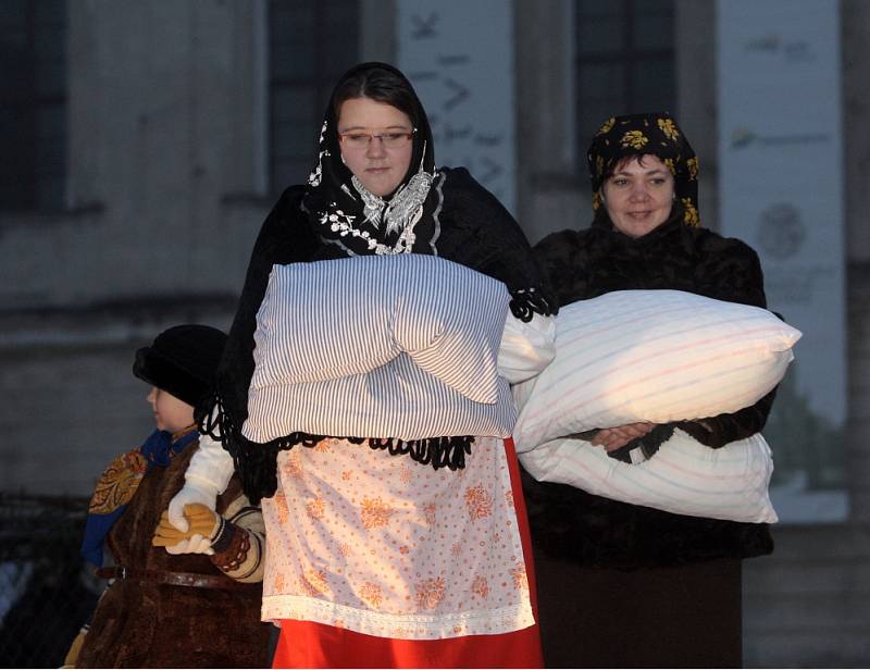  I přes nepřízeň počasí se na nádvoří benediktýnského kláštera v Rajhradu sešla asi pětistovka návštěvníků na tradičním živém Betlémě.