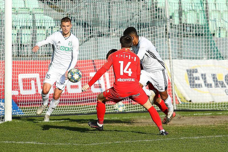 Fotbalisté Zbrojovky Brno (v červeném) remizovali na hřišti Karviné 1:1.