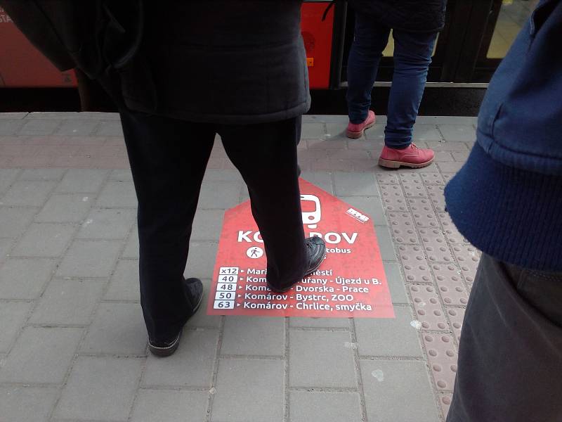 Hledání zastávek náhradní autobusové dopravy při uzavírce Dornychu lidem usnadní nové nálepky brněnského dopravního podniku.