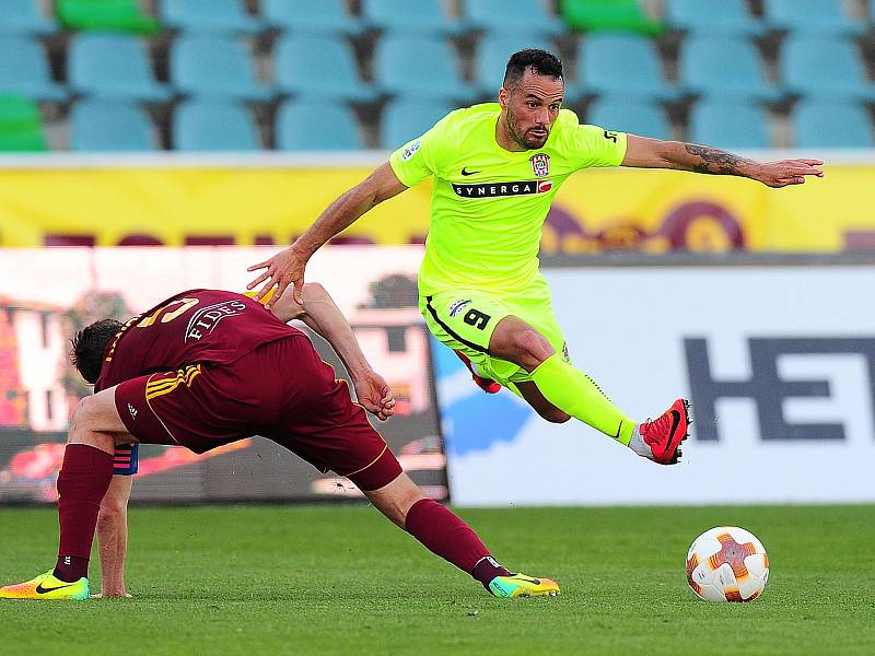 Fotbalové utkání HET ligy mezi celky FK Dukla Praha a FC Zbrojovka Brno 27. dubna v Praze. Marek Hanousek vs. Rafael Acosta.