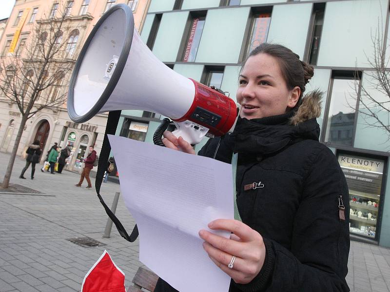 Lidé si ve čtvrtek na náměstí Svobody připomněli Red Hand Day, tedy den červených rukou. Organizace Amnesty International tak upozornila na problém dětských vojáků.