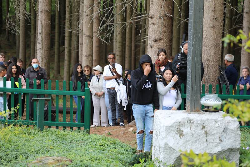 Stovky lidí si v Hodoníně u Kunštátu na Blanensku připomněly při pietním aktu k oběti holocaustu Romů a Sintů.