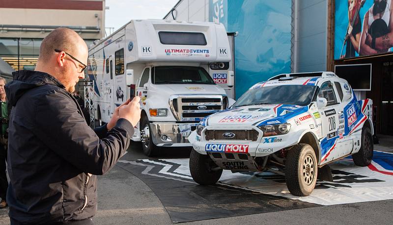 Fanoušci závodníka Tomáše Ouředníčka a automobilového sportu si prohlížejí Ouředníčkův závodní speciál Ford Ranger, než se s ním vydá na Rallye Dakar 2018.