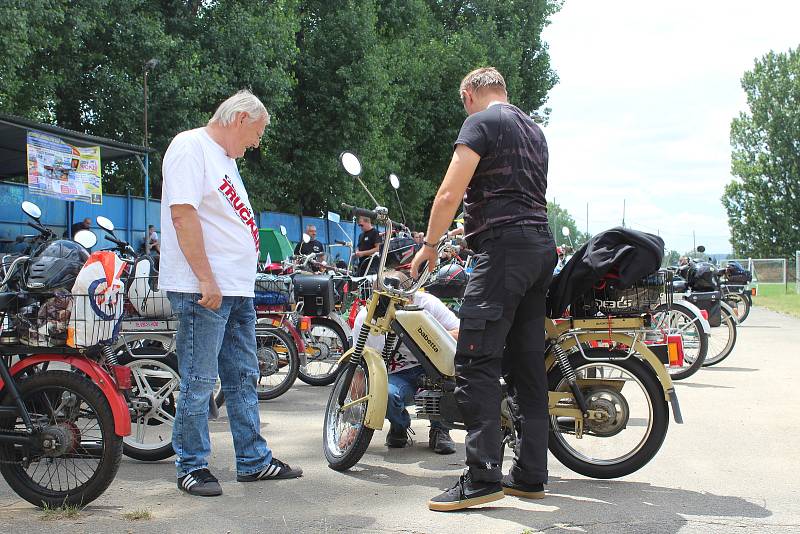 Přes sedmdesát mopedů zkrášlilo v sobotu brněnské Chrlice. Jejich majitelé se s nimi dokonce vydali na spanilou jízdu směrem k Mohyle míru.
